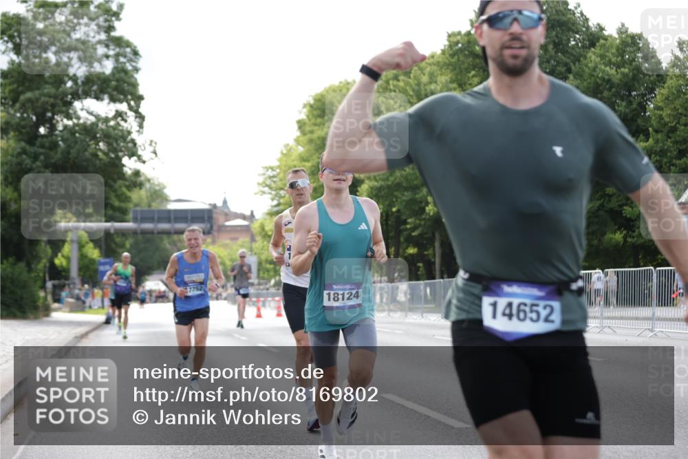 29.06.2025 - hella hamburg halbmarathon Jannik Wohlers http://msf.ph/oto/8169802 29.06.2025 09:41:32 Lombardsbrücke 1241, 2892, 4128, 6559, 7142, 7862, 11965, 12067, 12641, 13440, 13751, 13780, 14019, 14107, 14506, 16169, 17752, 18124, 18897 meine-sportfotos.de