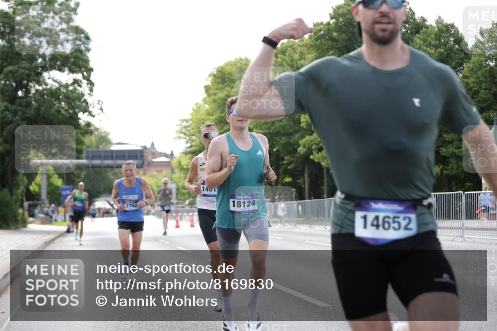 29.06.2025 - hella hamburg halbmarathon Jannik Wohlers http://msf.ph/oto/8169830 29.06.2025 09:41:32 Lombardsbrücke 1241, 2892, 4128, 6559, 7142, 7862, 11965, 12067, 12641, 13440, 13751, 13780, 14019, 14107, 14506, 16169, 17752, 18124, 18897 meine-sportfotos.de