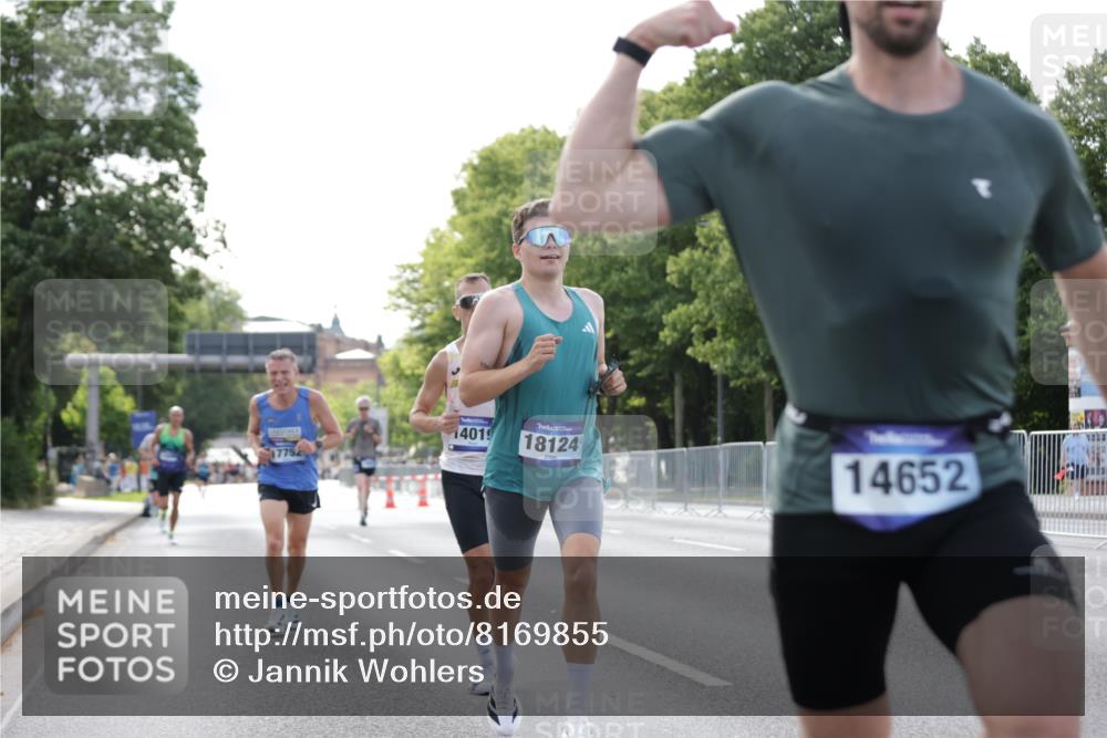 29.06.2025 - hella hamburg halbmarathon Jannik Wohlers http://msf.ph/oto/8169855 29.06.2025 09:41:32 Lombardsbrücke 1241, 2892, 4128, 6559, 7142, 7862, 11965, 12067, 12641, 13440, 13751, 13780, 14019, 14107, 14506, 16169, 17752, 18124, 18897 meine-sportfotos.de