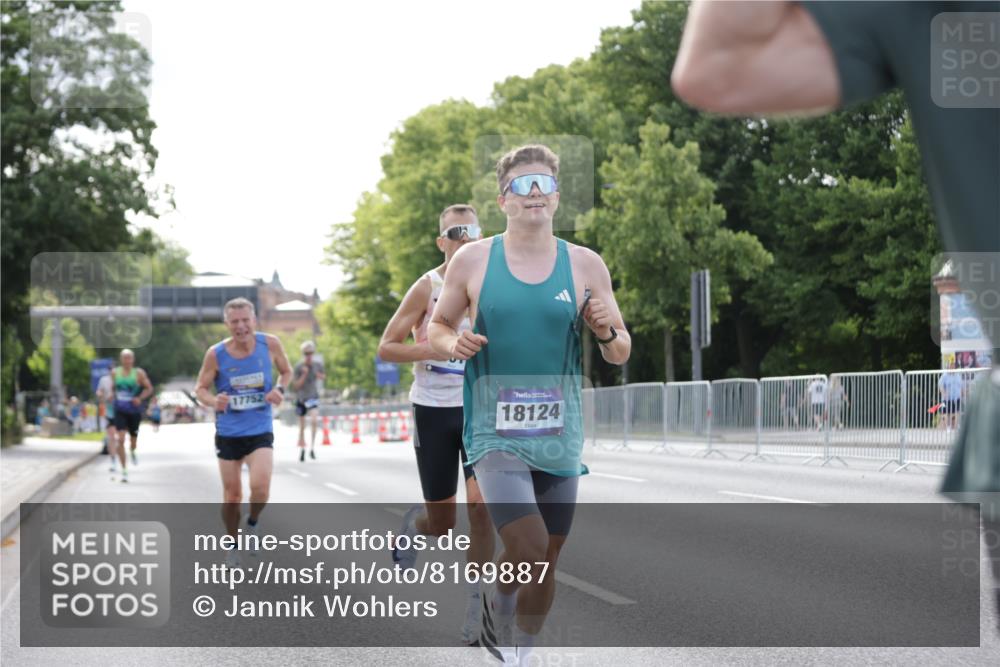 29.06.2025 - hella hamburg halbmarathon Jannik Wohlers http://msf.ph/oto/8169887 29.06.2025 09:41:33 Lombardsbrücke 1241, 2892, 4128, 6559, 7142, 7862, 10485, 11965, 12067, 12641, 13440, 13751, 13780, 14019, 14107, 14506, 16169, 17752, 18124, 18897 meine-sportfotos.de