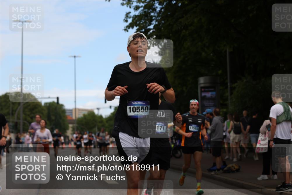 29.06.2025 - hella hamburg halbmarathon Yannick Fuchs http://msf.ph/oto/8169911 29.06.2025 11:18:52 20KM 2097, 2271, 3088, 3247, 3363, 4113, 4131, 4166, 5041, 5171, 5429, 6676, 6899, 7519, 7808, 7945, 9327, 10050, 10167, 10172, 10550, 10754, 10966, 12500, 12996, 13810, 15129, 15266, 16673, 16863, 17496, 17593, 17594, 17736, 17954, 18172, 18661, 18755, 19052, 19154, 19180 meine-sportfotos.de