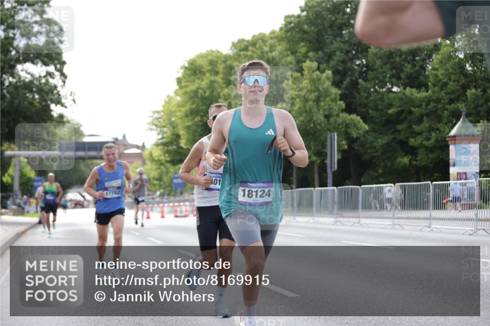 29.06.2025 - hella hamburg halbmarathon Jannik Wohlers http://msf.ph/oto/8169915 29.06.2025 09:41:33 Lombardsbrücke 1241, 2892, 4128, 6559, 7142, 7862, 10485, 11965, 12067, 12641, 13440, 13751, 13780, 14019, 14107, 14506, 16169, 17752, 18124, 18897 meine-sportfotos.de