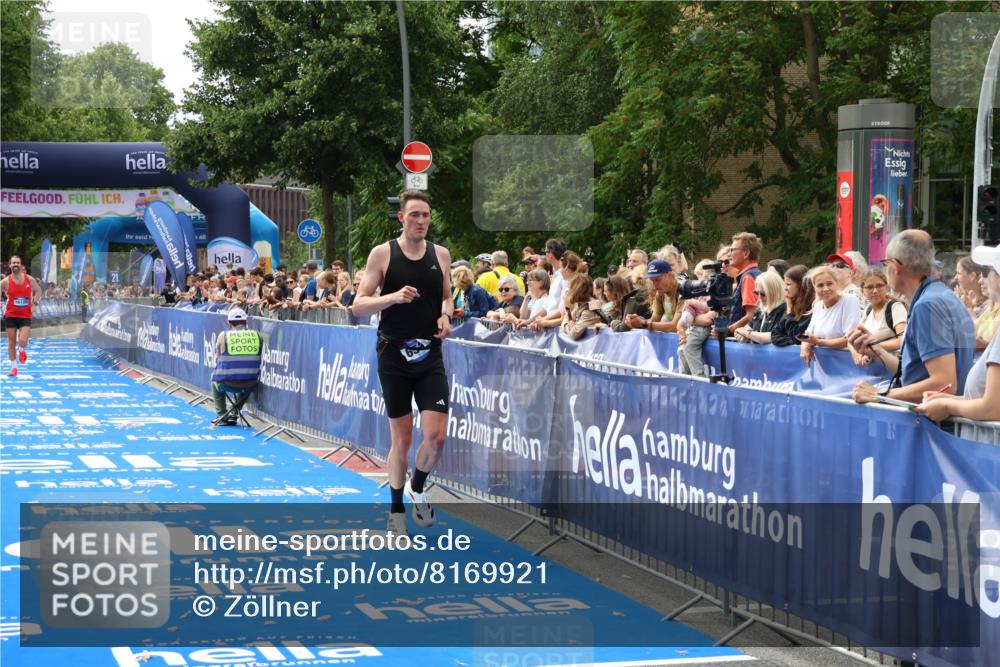 29.06.2025 - hella hamburg halbmarathon Zöllner http://msf.ph/oto/8169921 29.06.2025 10:21:07 Ziel 6530, 14717, 16120 meine-sportfotos.de