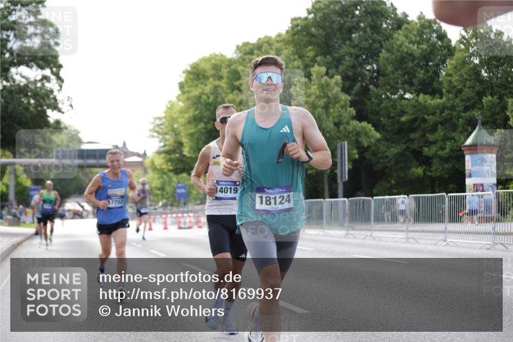 29.06.2025 - hella hamburg halbmarathon Jannik Wohlers http://msf.ph/oto/8169937 29.06.2025 09:41:33 Lombardsbrücke 1241, 2892, 4128, 6559, 7142, 7862, 10485, 11965, 12067, 12641, 13440, 13751, 13780, 14019, 14107, 14506, 16169, 17752, 18124, 18897 meine-sportfotos.de