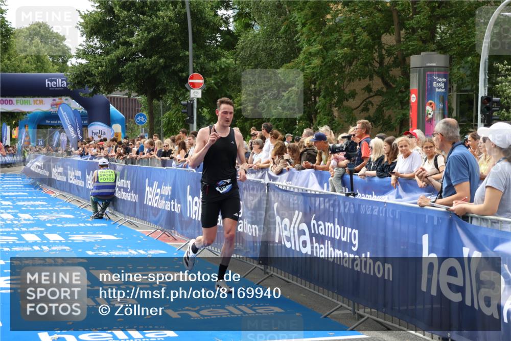 29.06.2025 - hella hamburg halbmarathon Zöllner http://msf.ph/oto/8169940 29.06.2025 10:21:07 Ziel 6530, 14717, 16120 meine-sportfotos.de