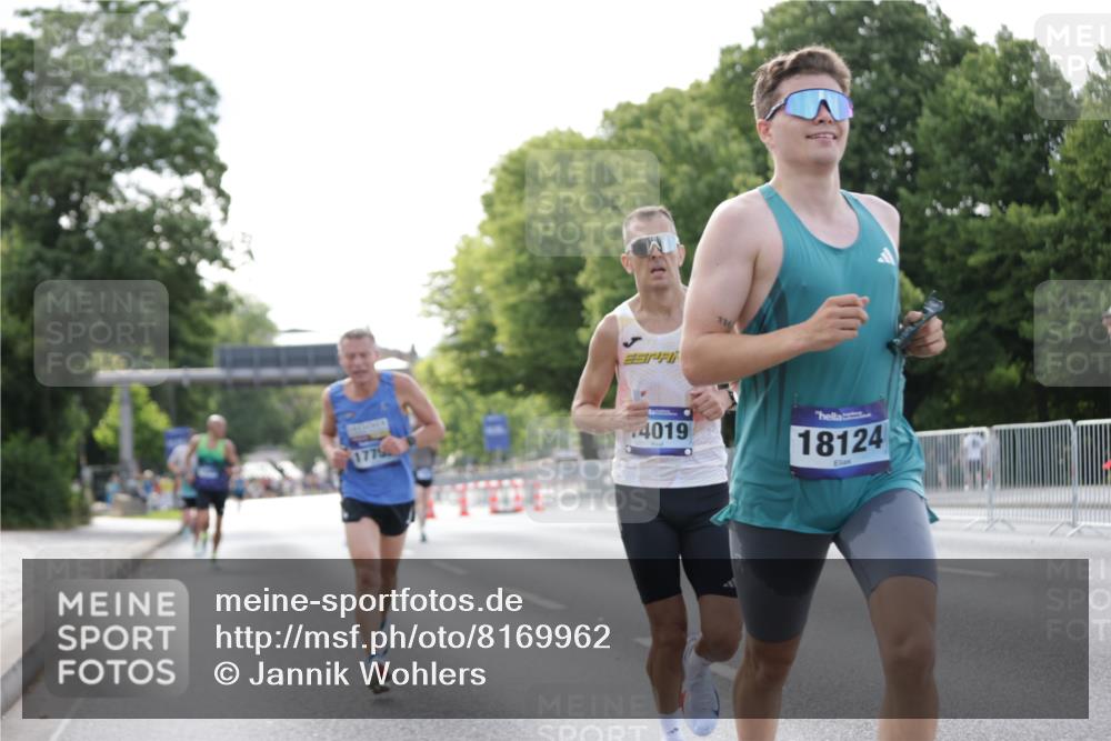 29.06.2025 - hella hamburg halbmarathon Jannik Wohlers http://msf.ph/oto/8169962 29.06.2025 09:41:33 Lombardsbrücke 1241, 2892, 4128, 6559, 7142, 7862, 10485, 11965, 12067, 12641, 13440, 13751, 13780, 14019, 14107, 14506, 16169, 17752, 18124, 18897 meine-sportfotos.de