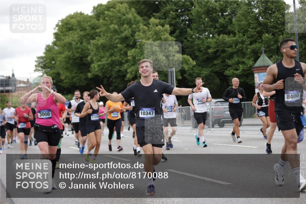 29.06.2025 - hella hamburg halbmarathon Jannik Wohlers http://msf.ph/oto/8170088 29.06.2025 11:06:22 Lombardsbrücke 1153, 1350, 1447, 1489, 2014, 2458, 2646, 2648, 2772, 3000, 3110, 3162, 3211, 3846, 3911, 4343, 4781, 4876, 4912, 4928, 5043, 5133, 5175, 5200, 6005, 6431, 6432, 6865, 7573, 7590, 8078, 8400, 8678, 8837, 8838, 9175, 9511, 9724, 9851, 9863, 9866, 9867, 9954, 10087, 10169, 10347, 11330, 11704, 12647, 13576, 13641, 13762, 14427, 14974, 14976, 15396, 15718, 16216, 16783, 16853, 17285, 18025, 18448, 18621, 18984 meine-sportfotos.de