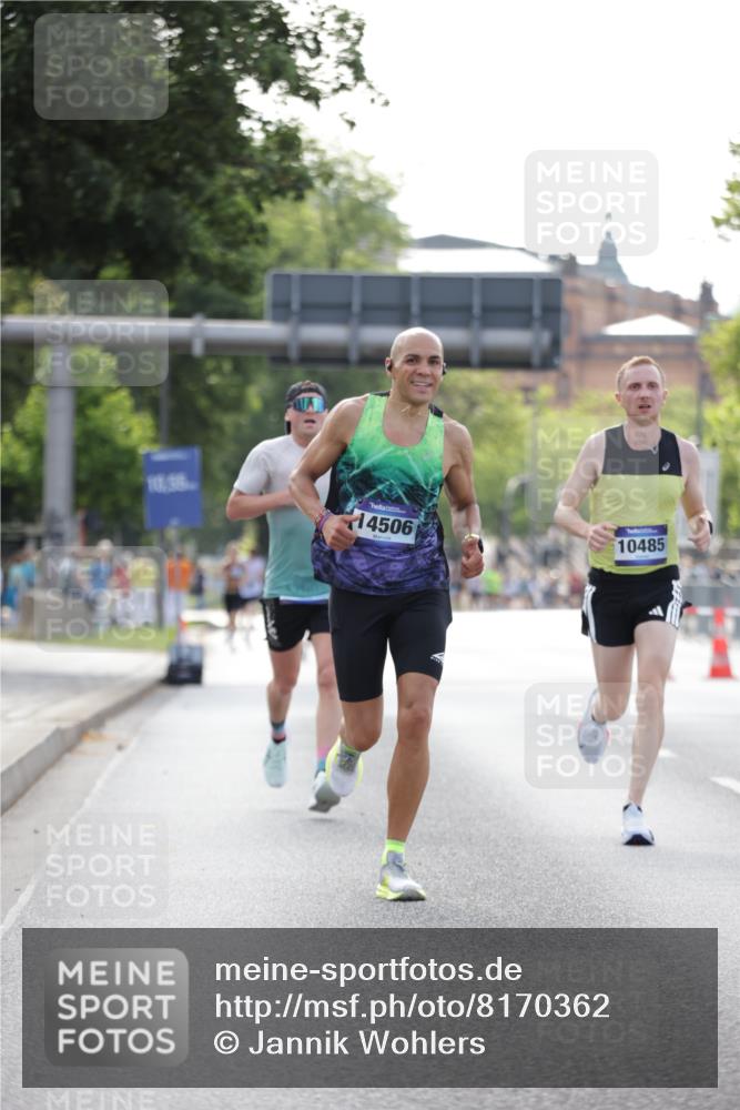 29.06.2025 - hella hamburg halbmarathon Jannik Wohlers http://msf.ph/oto/8170362 29.06.2025 09:41:36 Lombardsbrücke 1241, 2604, 2892, 6559, 7142, 7862, 10485, 11965, 13440, 13751, 14019, 14107, 14506, 16169, 17003, 17752, 18124, 18897 meine-sportfotos.de
