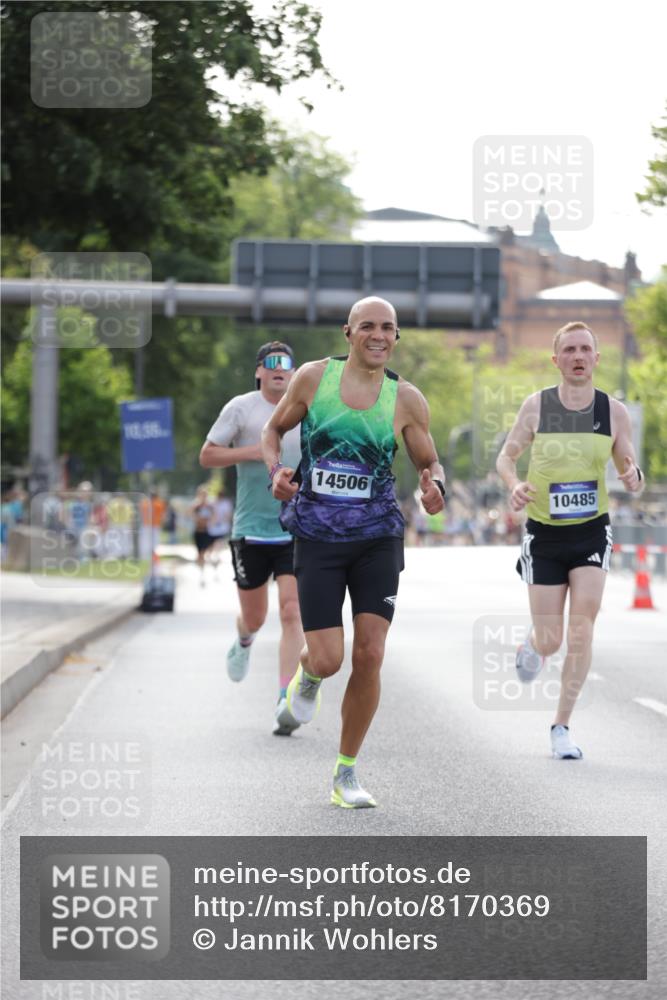 29.06.2025 - hella hamburg halbmarathon Jannik Wohlers http://msf.ph/oto/8170369 29.06.2025 09:41:36 Lombardsbrücke 1241, 2604, 2892, 6559, 7142, 7862, 10485, 11965, 13440, 13751, 14019, 14107, 14506, 16169, 17003, 17752, 18124, 18897 meine-sportfotos.de