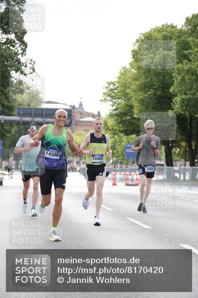 29.06.2025 - hella hamburg halbmarathon Jannik Wohlers http://msf.ph/oto/8170420 29.06.2025 09:41:36 Lombardsbrücke 1241, 2604, 2892, 6559, 7142, 7862, 10485, 11965, 13440, 13751, 14019, 14107, 14506, 16169, 17003, 17752, 18124, 18897 meine-sportfotos.de