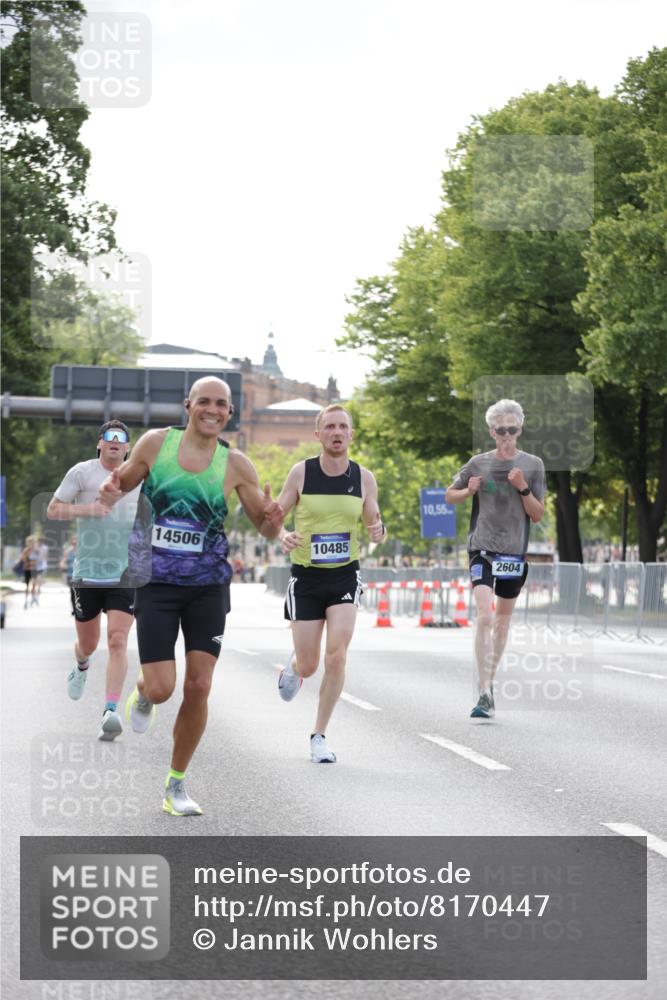 29.06.2025 - hella hamburg halbmarathon Jannik Wohlers http://msf.ph/oto/8170447 29.06.2025 09:41:36 Lombardsbrücke 1241, 2604, 2892, 6559, 7142, 7862, 10485, 11965, 13440, 13751, 14019, 14107, 14506, 16169, 17003, 17752, 18124, 18897 meine-sportfotos.de