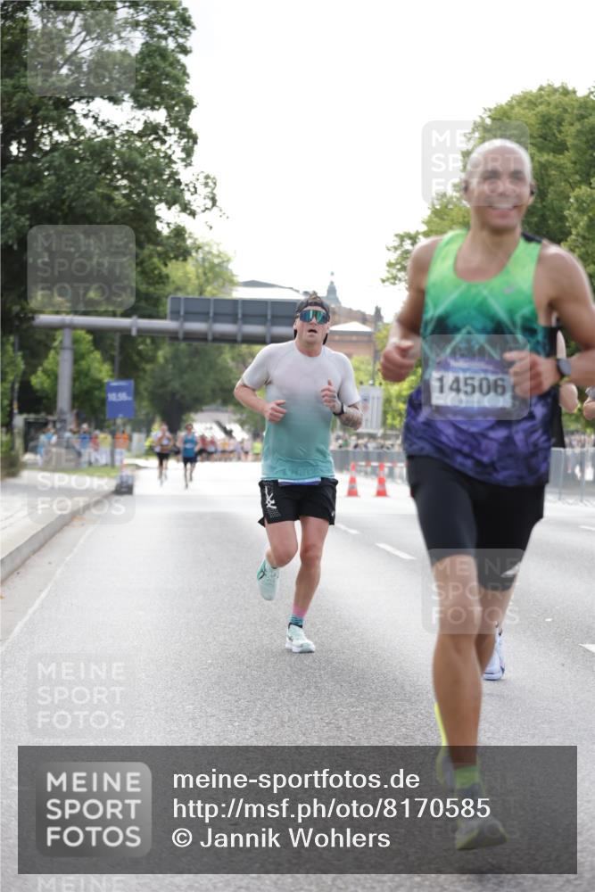 29.06.2025 - hella hamburg halbmarathon Jannik Wohlers http://msf.ph/oto/8170585 29.06.2025 09:41:38 Lombardsbrücke 1241, 2604, 2892, 6559, 7862, 10485, 11965, 13440, 13751, 14019, 14506, 16169, 17003, 17752, 18124, 18897 meine-sportfotos.de