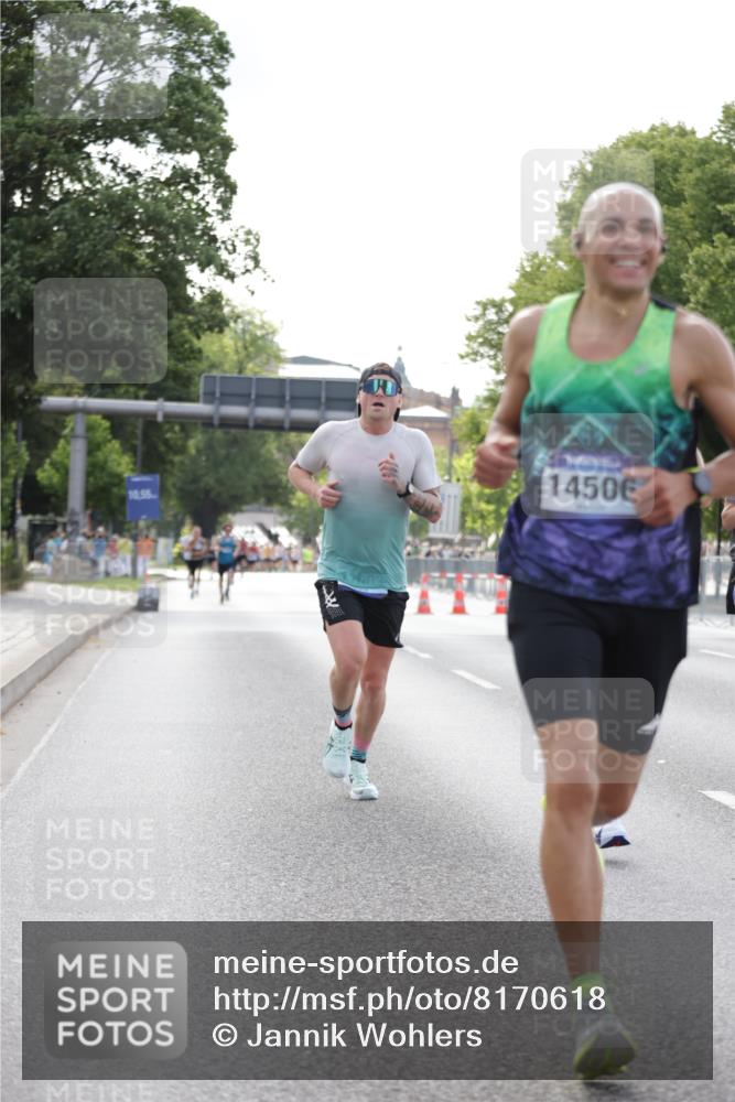 29.06.2025 - hella hamburg halbmarathon Jannik Wohlers http://msf.ph/oto/8170618 29.06.2025 09:41:38 Lombardsbrücke 1241, 2604, 2892, 6559, 7862, 10485, 11965, 13440, 13751, 14019, 14506, 16169, 17003, 17752, 18124, 18897 meine-sportfotos.de