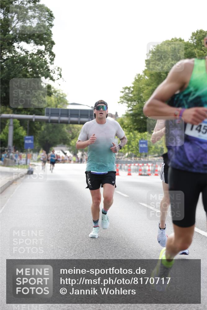 29.06.2025 - hella hamburg halbmarathon Jannik Wohlers http://msf.ph/oto/8170717 29.06.2025 09:41:38 Lombardsbrücke 1241, 2604, 2892, 6559, 7862, 10485, 11965, 13440, 13751, 14019, 14506, 16169, 17003, 17752, 18124, 18897 meine-sportfotos.de