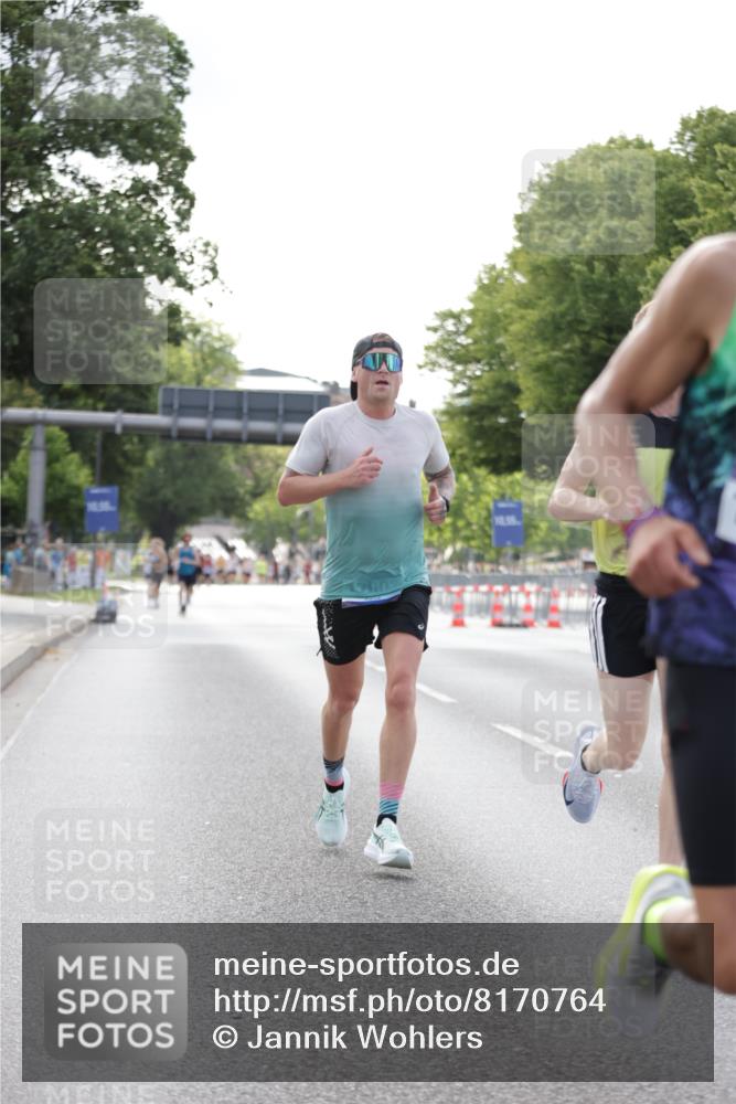29.06.2025 - hella hamburg halbmarathon Jannik Wohlers http://msf.ph/oto/8170764 29.06.2025 09:41:38 Lombardsbrücke 1241, 2604, 2892, 6559, 7862, 10485, 11965, 13440, 13751, 14019, 14506, 16169, 17003, 17752, 18124, 18897 meine-sportfotos.de