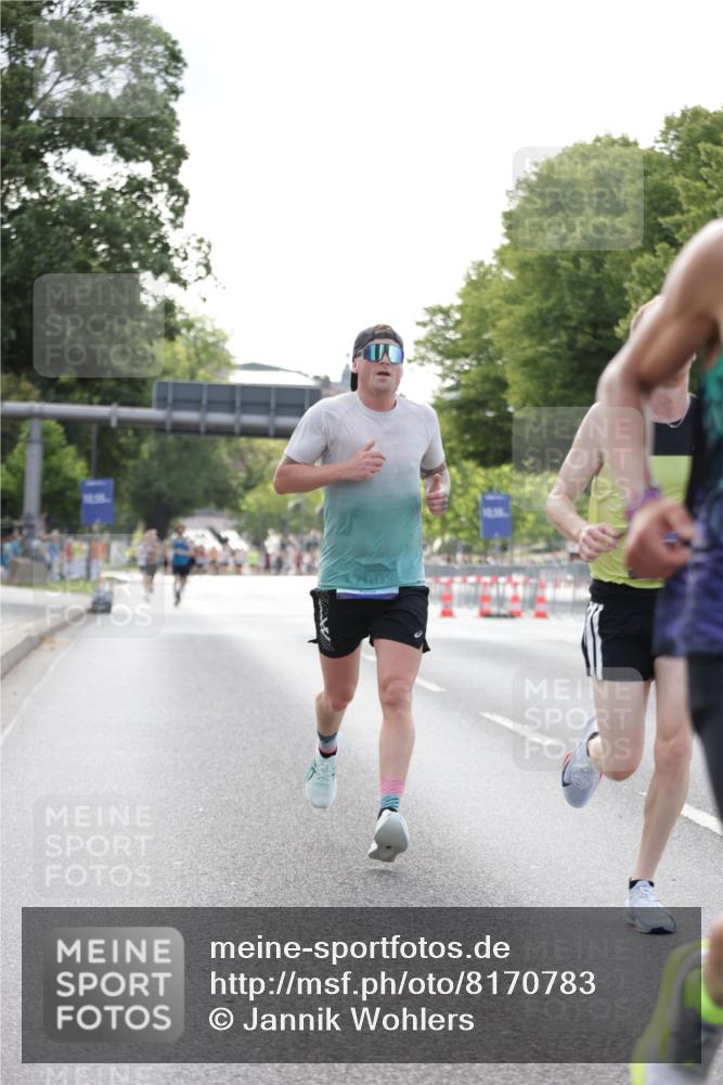 29.06.2025 - hella hamburg halbmarathon Jannik Wohlers http://msf.ph/oto/8170783 29.06.2025 09:41:38 Lombardsbrücke 1241, 2604, 2892, 6559, 7862, 10485, 11965, 13440, 13751, 14019, 14506, 16169, 17003, 17752, 18124, 18897 meine-sportfotos.de