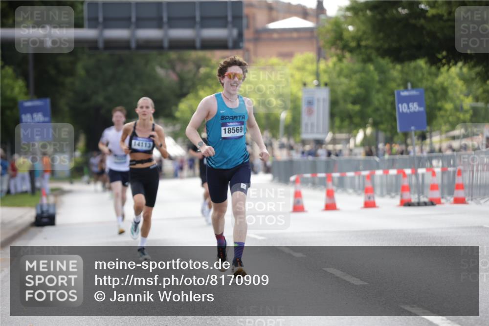 29.06.2025 - hella hamburg halbmarathon Jannik Wohlers http://msf.ph/oto/8170909 29.06.2025 09:41:49 Lombardsbrücke 2604, 10485, 14113, 14506, 17003, 17752, 18569 meine-sportfotos.de