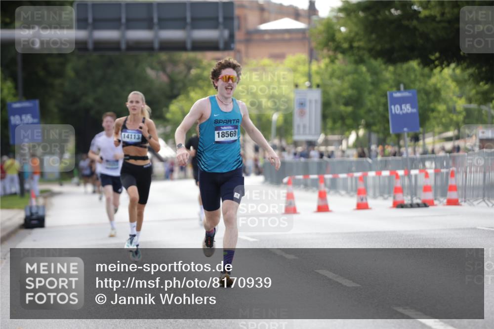 29.06.2025 - hella hamburg halbmarathon Jannik Wohlers http://msf.ph/oto/8170939 29.06.2025 09:41:49 Lombardsbrücke 2604, 10485, 14113, 14506, 17003, 17752, 18569 meine-sportfotos.de