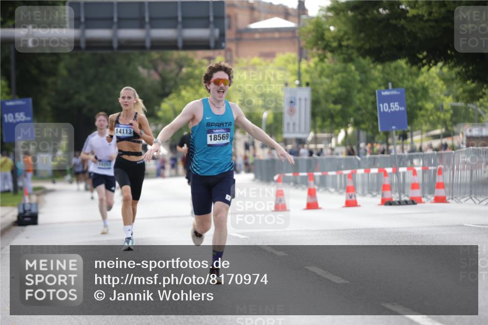 29.06.2025 - hella hamburg halbmarathon Jannik Wohlers http://msf.ph/oto/8170974 29.06.2025 09:41:49 Lombardsbrücke 2604, 10485, 14113, 14506, 17003, 17752, 18569 meine-sportfotos.de