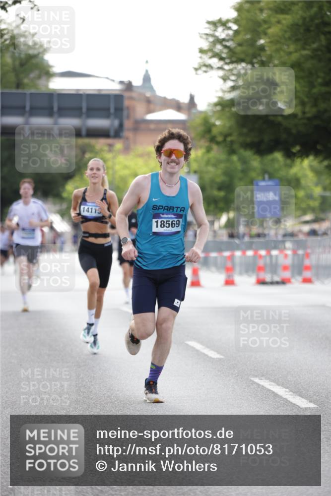 29.06.2025 - hella hamburg halbmarathon Jannik Wohlers http://msf.ph/oto/8171053 29.06.2025 09:41:51 Lombardsbrücke 2604, 10485, 14113, 14506, 17003, 18569 meine-sportfotos.de