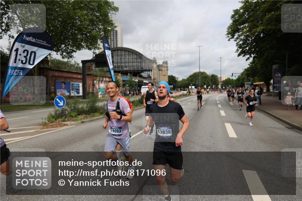 29.06.2025 - hella hamburg halbmarathon Yannick Fuchs http://msf.ph/oto/8171096 29.06.2025 10:24:36 20KM 1758, 2021, 2180, 3043, 6781, 7186, 7231, 7349, 9137, 9571, 10156, 10171, 10790, 12234, 12337, 13374, 13838, 14164, 14395, 15672, 15880, 16118, 16736, 16818, 17197, 18699, 18737, 19042, 19194, 19202, 19203, 19204 meine-sportfotos.de