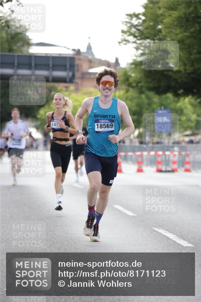 29.06.2025 - hella hamburg halbmarathon Jannik Wohlers http://msf.ph/oto/8171123 29.06.2025 09:41:51 Lombardsbrücke 2604, 10485, 14113, 14506, 17003, 18569 meine-sportfotos.de