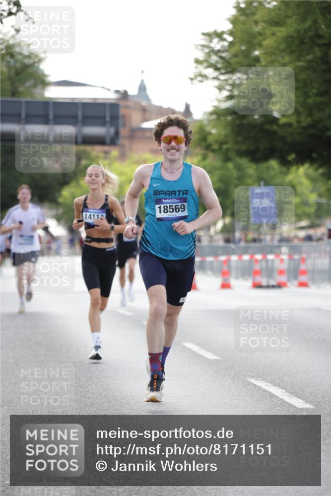29.06.2025 - hella hamburg halbmarathon Jannik Wohlers http://msf.ph/oto/8171151 29.06.2025 09:41:51 Lombardsbrücke 2604, 10485, 14113, 14506, 17003, 18569 meine-sportfotos.de