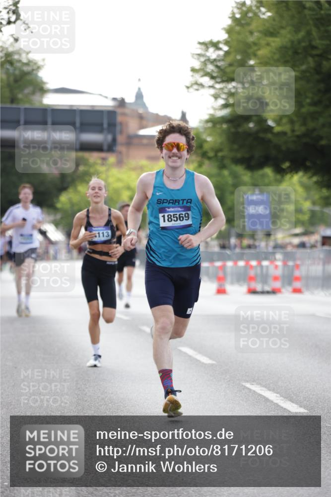 29.06.2025 - hella hamburg halbmarathon Jannik Wohlers http://msf.ph/oto/8171206 29.06.2025 09:41:51 Lombardsbrücke 2604, 10485, 14113, 14506, 17003, 18569 meine-sportfotos.de