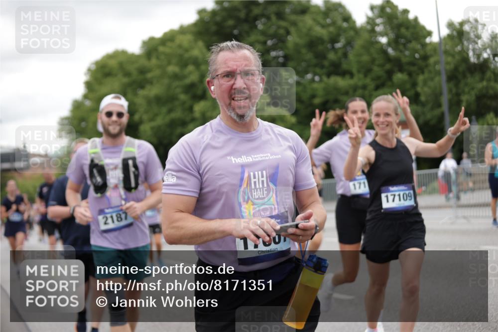 29.06.2025 - hella hamburg halbmarathon Jannik Wohlers http://msf.ph/oto/8171351 29.06.2025 11:06:42 Lombardsbrücke 1350, 2014, 2168, 2187, 2253, 2330, 2389, 2646, 2648, 3078, 3846, 4243, 4777, 4781, 4875, 5445, 5448, 6180, 6224, 6299, 6507, 6510, 8078, 8201, 8579, 8580, 9511, 9867, 9880, 10406, 10716, 10779, 10861, 11258, 11492, 12120, 12913, 13530, 13889, 15117, 15533, 15534, 15545, 15801, 16423, 16726, 16783, 17109, 17110, 17111, 17265, 17607, 17610, 17869, 17870, 19044 meine-sportfotos.de