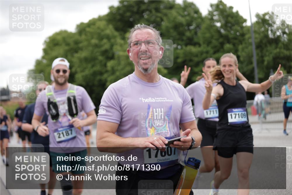 29.06.2025 - hella hamburg halbmarathon Jannik Wohlers http://msf.ph/oto/8171390 29.06.2025 11:06:43 Lombardsbrücke 2168, 2187, 2253, 2330, 2389, 3078, 3846, 4243, 4777, 4875, 5445, 5448, 6180, 6224, 6299, 6507, 6510, 8109, 8201, 8246, 8339, 8579, 8580, 9511, 9867, 9880, 10406, 10716, 10779, 10861, 11258, 11492, 12120, 12913, 13530, 13745, 13889, 14941, 15117, 15207, 15533, 15534, 15545, 15801, 16423, 16726, 17109, 17110, 17111, 17265, 17607, 17610, 17677, 17869, 17870, 19044 meine-sportfotos.de