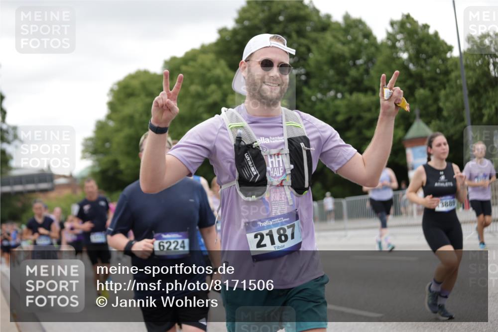 29.06.2025 - hella hamburg halbmarathon Jannik Wohlers http://msf.ph/oto/8171506 29.06.2025 11:06:44 Lombardsbrücke 2168, 2187, 2253, 2330, 2389, 3078, 3669, 4243, 4777, 4875, 5445, 5448, 6180, 6224, 6299, 6507, 6510, 8109, 8201, 8246, 8339, 8579, 8580, 9880, 10289, 10406, 10475, 10716, 10779, 10861, 11258, 11492, 12120, 12913, 13530, 13745, 13889, 13946, 14941, 15117, 15207, 15533, 15534, 15545, 15801, 16423, 16726, 17109, 17110, 17111, 17265, 17607, 17610, 17677, 17869, 17870, 19044 meine-sportfotos.de