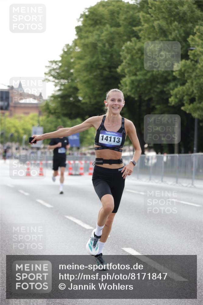 29.06.2025 - hella hamburg halbmarathon Jannik Wohlers http://msf.ph/oto/8171847 29.06.2025 09:41:54 Lombardsbrücke 2604, 2618, 10485, 14113, 15253, 17003, 18569 meine-sportfotos.de