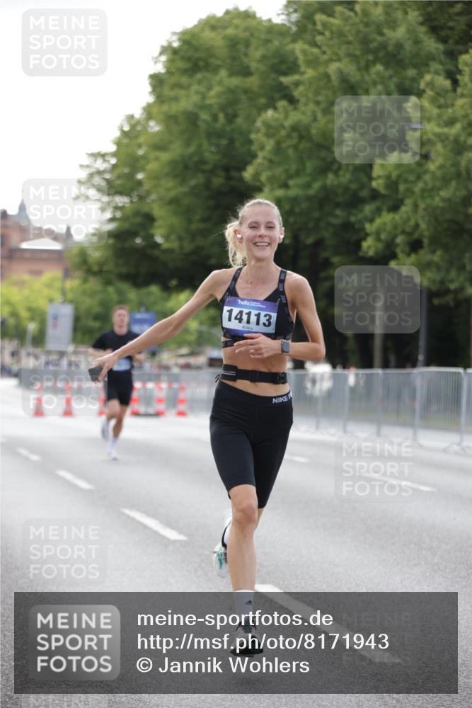 29.06.2025 - hella hamburg halbmarathon Jannik Wohlers http://msf.ph/oto/8171943 29.06.2025 09:41:54 Lombardsbrücke 2604, 2618, 10485, 14113, 15253, 17003, 18569 meine-sportfotos.de