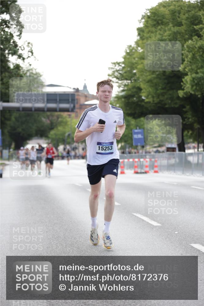 29.06.2025 - hella hamburg halbmarathon Jannik Wohlers http://msf.ph/oto/8172376 29.06.2025 09:41:57 Lombardsbrücke 2618, 14113, 15253, 18569 meine-sportfotos.de