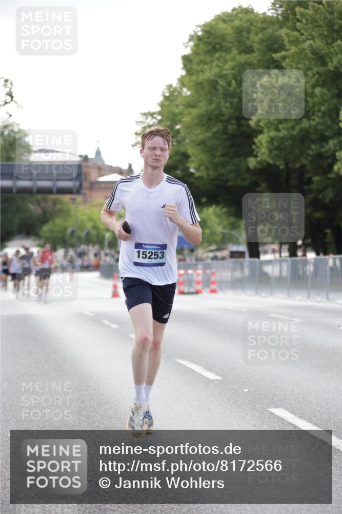 29.06.2025 - hella hamburg halbmarathon Jannik Wohlers http://msf.ph/oto/8172566 29.06.2025 09:41:58 Lombardsbrücke 2618, 14113, 15253, 18569 meine-sportfotos.de