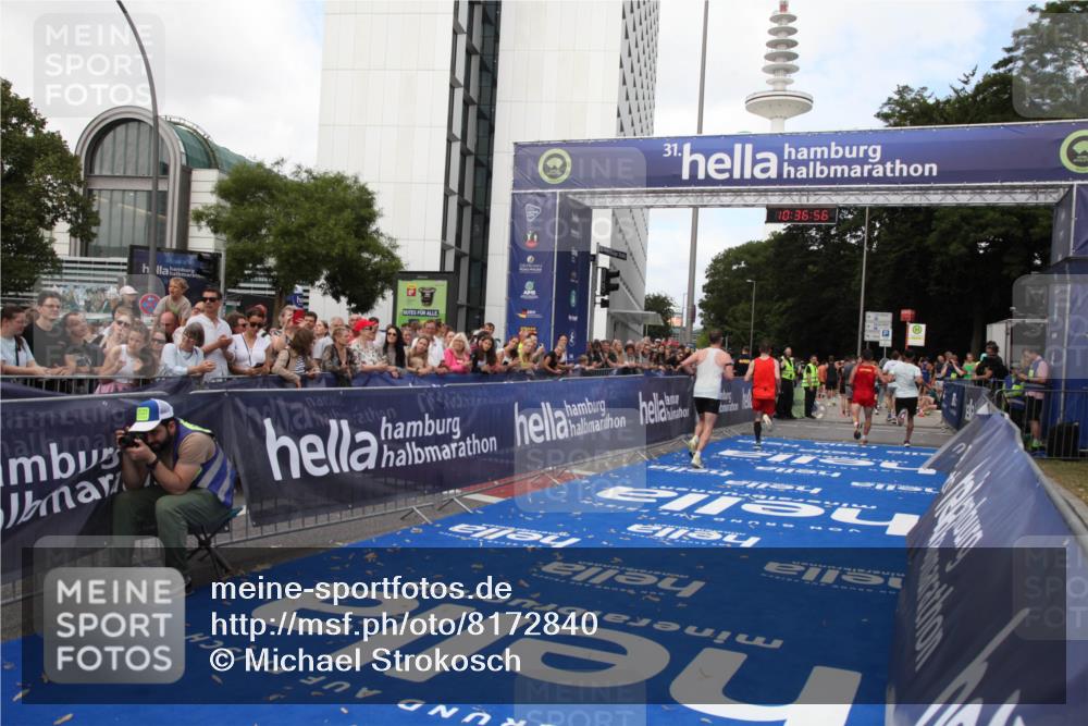 29.06.2025 - hella hamburg halbmarathon Michael Strokosch http://msf.ph/oto/8172840 29.06.2025 10:36:55 Ziel 3959, 4865, 5307, 6529, 7310, 13141, 13343, 15939, 18384 meine-sportfotos.de