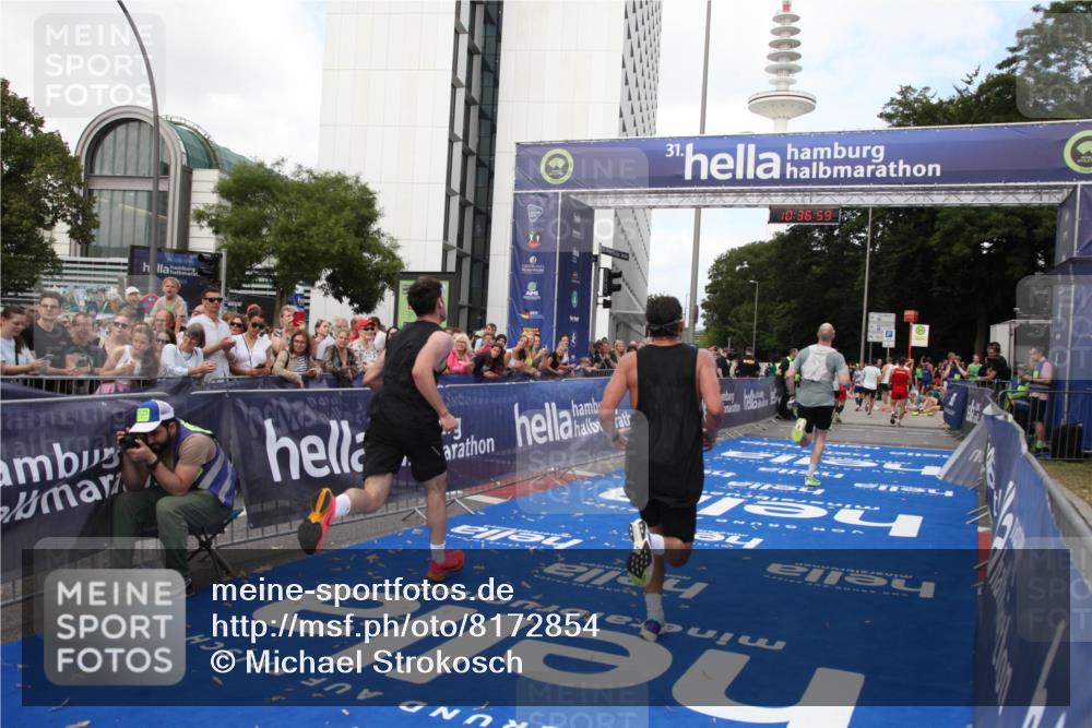 29.06.2025 - hella hamburg halbmarathon Michael Strokosch http://msf.ph/oto/8172854 29.06.2025 10:36:58 Ziel 3959, 5307, 7310, 11620, 13141, 14691, 15939, 18384 meine-sportfotos.de