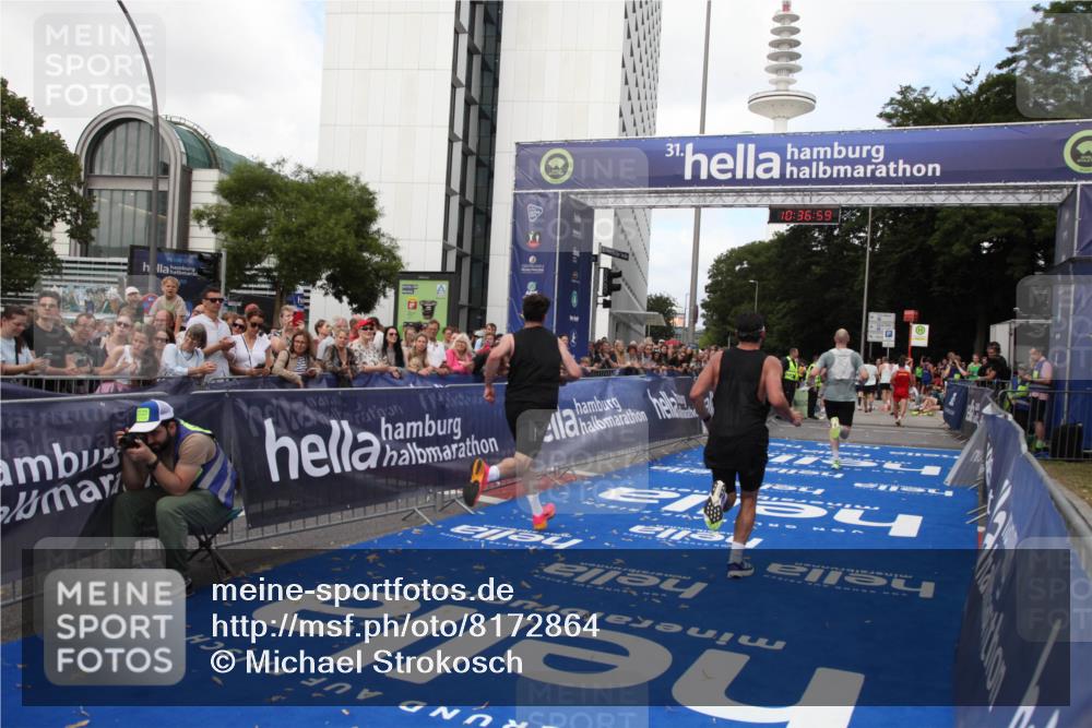 29.06.2025 - hella hamburg halbmarathon Michael Strokosch http://msf.ph/oto/8172864 29.06.2025 10:36:58 Ziel 3959, 5307, 7310, 11620, 13141, 14691, 15939, 18384 meine-sportfotos.de