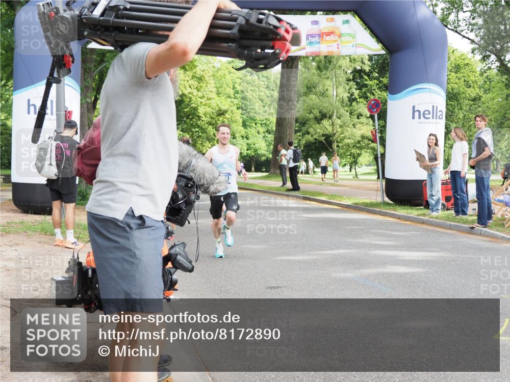 29.06.2025 - hella hamburg halbmarathon MichiJ http://msf.ph/oto/8172890 29.06.2025 10:15:29 Zwischen KM18-KM19 10867, 11994, 12067 meine-sportfotos.de