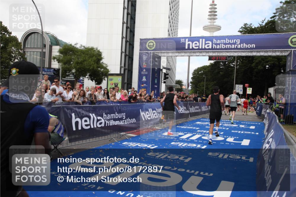 29.06.2025 - hella hamburg halbmarathon Michael Strokosch http://msf.ph/oto/8172897 29.06.2025 10:36:59 Ziel 3959, 5307, 7310, 11620, 13141, 14691, 18384 meine-sportfotos.de