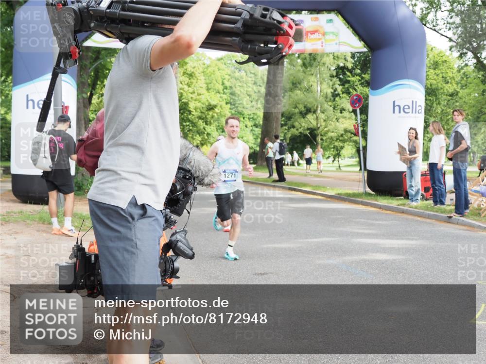29.06.2025 - hella hamburg halbmarathon MichiJ http://msf.ph/oto/8172948 29.06.2025 10:15:29 Zwischen KM18-KM19 10867, 11994, 12067 meine-sportfotos.de