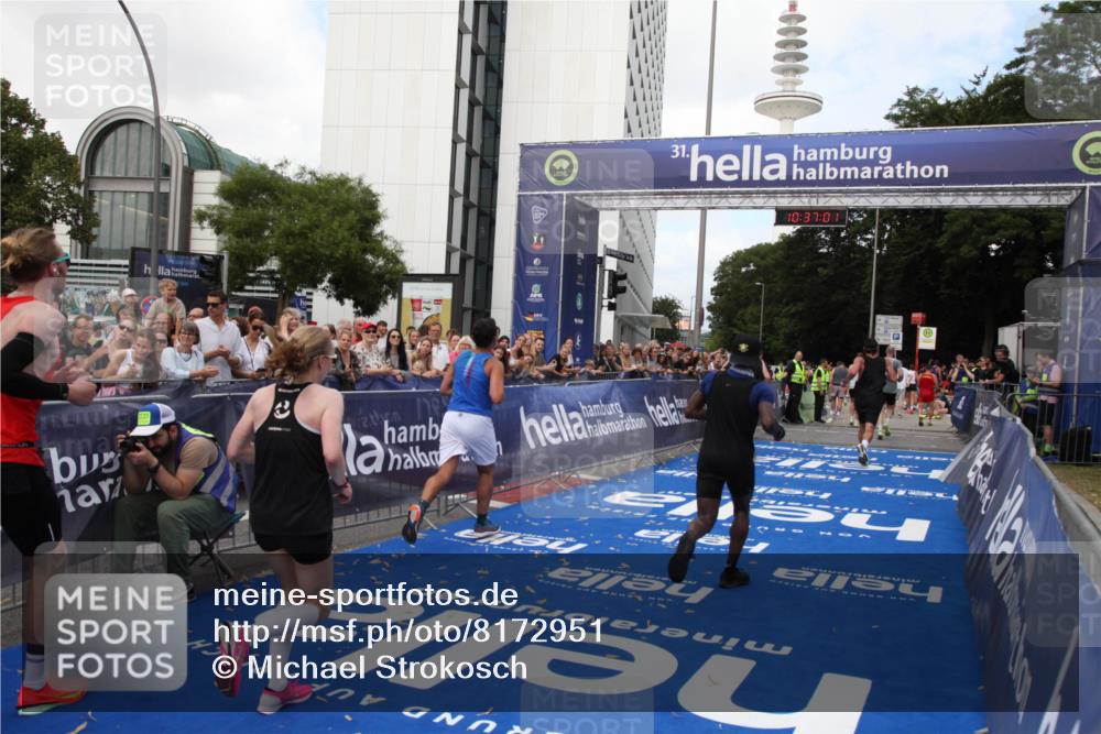 29.06.2025 - hella hamburg halbmarathon Michael Strokosch http://msf.ph/oto/8172951 29.06.2025 10:37:00 Ziel 3959, 5307, 5315, 7310, 11620, 13141, 14691, 18384 meine-sportfotos.de