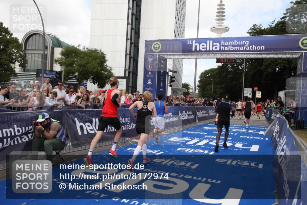 29.06.2025 - hella hamburg halbmarathon Michael Strokosch http://msf.ph/oto/8172974 29.06.2025 10:37:00 Ziel 3959, 5307, 5315, 7310, 11620, 13141, 14691, 18384 meine-sportfotos.de