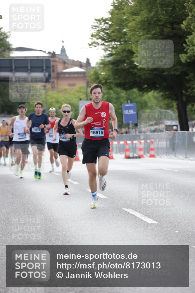 29.06.2025 - hella hamburg halbmarathon Jannik Wohlers http://msf.ph/oto/8173013 29.06.2025 09:42:05 Lombardsbrücke 2618, 10468, 14113, 15253, 16615, 18569 meine-sportfotos.de