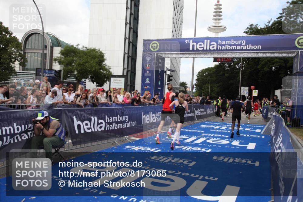 29.06.2025 - hella hamburg halbmarathon Michael Strokosch http://msf.ph/oto/8173065 29.06.2025 10:37:01 Ziel 1385, 1411, 3959, 5307, 5315, 11620, 13141, 14691, 18384 meine-sportfotos.de
