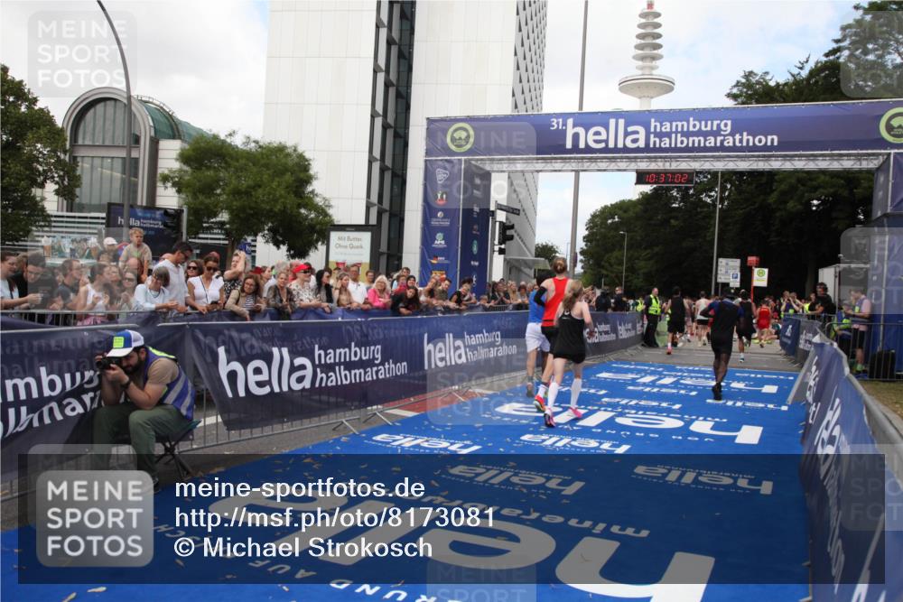 29.06.2025 - hella hamburg halbmarathon Michael Strokosch http://msf.ph/oto/8173081 29.06.2025 10:37:01 Ziel 1385, 1411, 3959, 5307, 5315, 11620, 13141, 14691, 18384 meine-sportfotos.de