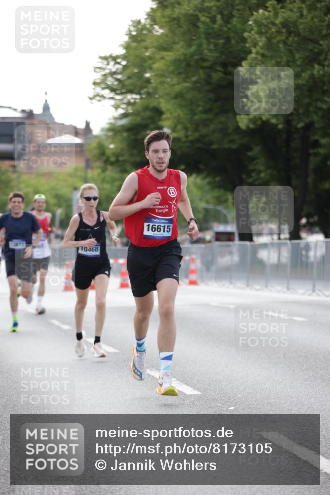 29.06.2025 - hella hamburg halbmarathon Jannik Wohlers http://msf.ph/oto/8173105 29.06.2025 09:42:06 Lombardsbrücke 2618, 10468, 13872, 13913, 14113, 15253, 16615, 18569 meine-sportfotos.de