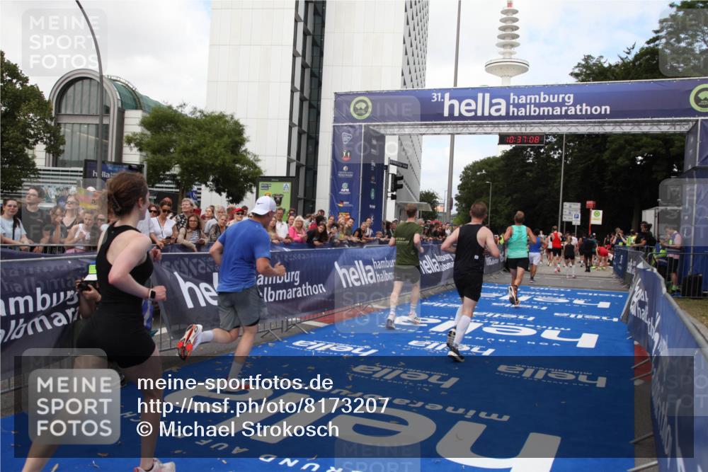 29.06.2025 - hella hamburg halbmarathon Michael Strokosch http://msf.ph/oto/8173207 29.06.2025 10:37:06 Ziel 1385, 1411, 5315, 6123, 6458, 10738, 11120, 11620, 15261, 15410, 16992, 17024, 17125, 17658 meine-sportfotos.de