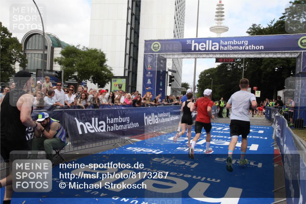29.06.2025 - hella hamburg halbmarathon Michael Strokosch http://msf.ph/oto/8173267 29.06.2025 10:37:08 Ziel 1385, 1411, 5315, 6123, 6458, 7482, 9178, 10738, 11120, 15261, 15410, 16992, 17024, 17125, 17658 meine-sportfotos.de