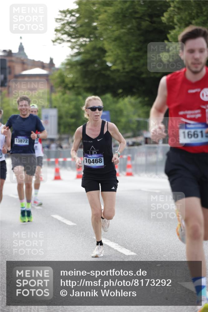 29.06.2025 - hella hamburg halbmarathon Jannik Wohlers http://msf.ph/oto/8173292 29.06.2025 09:42:07 Lombardsbrücke 2618, 10468, 11078, 13872, 13913, 14113, 15253, 16615, 18569 meine-sportfotos.de